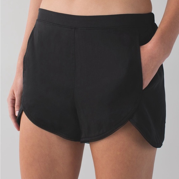 Lululemon Athletica Wake & Flow Shorts in Black Size 10